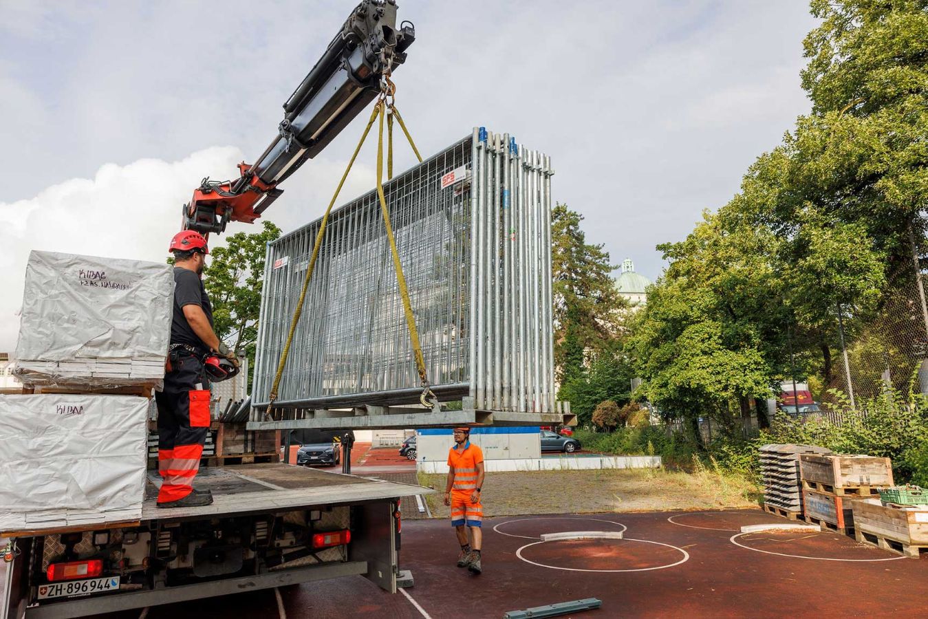 Zunächst wird die Baustelle eingezäunt und eingerichtet. (Bilder: Reto Cortesi)